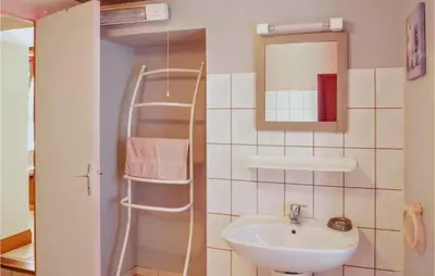 Salle de bains dans l'établissement 4 Bedroom Pet Friendly Home In Portbail