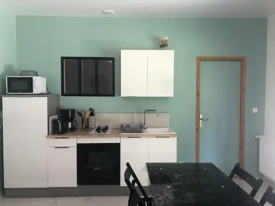 Cuisine ou kitchenette dans l'établissement Le gîte de l'Ajon