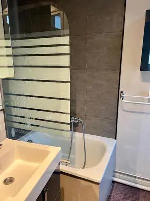 Salle de bains dans l'établissement Escale en Ville Appart entier T2 centre ville de Cherbourg