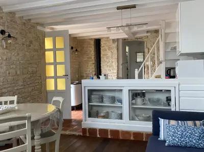 Cuisine ou kitchenette dans l'établissement La Maison Bleue