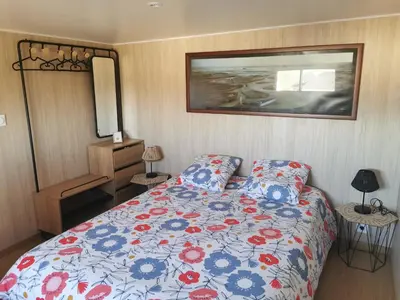 Un ou plusieurs lits dans un hébergement de l'établissement Agréable Tiny house à la campagne