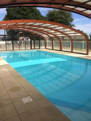 Piscine de l'établissement Beautiful lake view 3 bedroom chalet. ou située à proximité