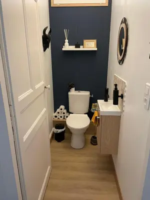 Salle de bains dans l'établissement Les Hirondelles de la villa des roses