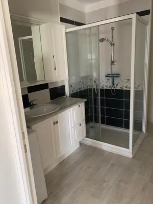 Salle de bains dans l'établissement Les Gîtes de la Colo
