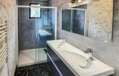 Salle de bains dans l'établissement 2 Bedroom Stunning Home In Bacilly
