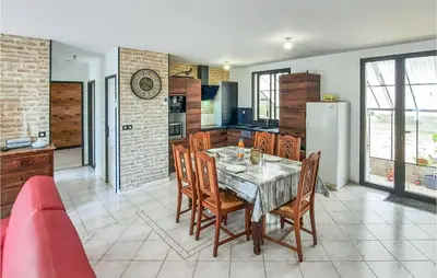 Cuisine ou kitchenette dans l'établissement 2 Bedroom Stunning Home In Bacilly