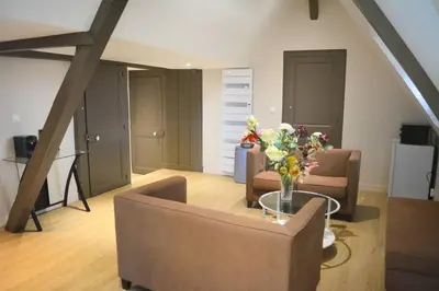 Coin salon dans l'établissement Manoir Normand au cœur d’un Domaine Equestre