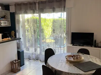 Télévision ou salle de divertissement dans l'établissement Appartement T2 avec Jardin, Proche Plage et Centre, Parking Privé, Animaux Acceptés, Wi-Fi Gratuit - FR-1-487-342