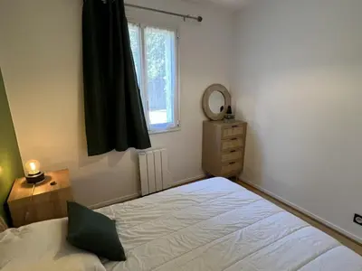 Un ou plusieurs lits dans un hébergement de l'établissement Appartement T2 avec Jardin, Proche Plage et Centre, Parking Privé, Animaux Acceptés, Wi-Fi Gratuit - FR-1-487-342