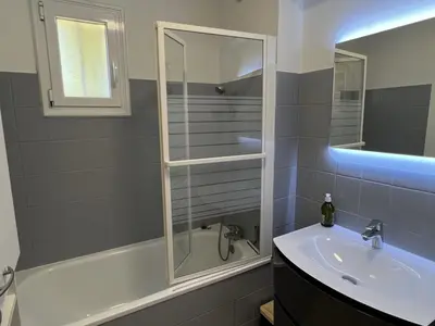Salle de bains dans l'établissement Appartement T2 avec Jardin, Proche Plage et Centre, Parking Privé, Animaux Acceptés, Wi-Fi Gratuit - FR-1-487-342