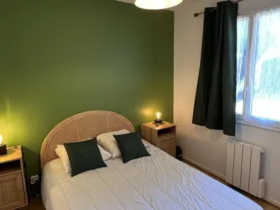 Un ou plusieurs lits dans un hébergement de l'établissement Appartement T2 avec Jardin, Proche Plage et Centre, Parking Privé, Animaux Acceptés, Wi-Fi Gratuit - FR-1-487-342