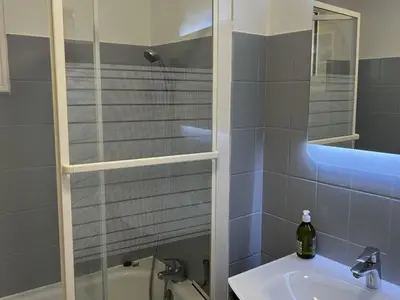 Salle de bains dans l'établissement Appartement T2 avec Jardin, Proche Plage et Centre, Parking Privé, Animaux Acceptés, Wi-Fi Gratuit - FR-1-487-342