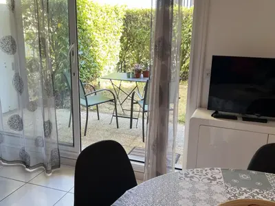 Télévision ou salle de divertissement dans l'établissement Appartement T2 avec Jardin, Proche Plage et Centre, Parking Privé, Animaux Acceptés, Wi-Fi Gratuit - FR-1-487-342