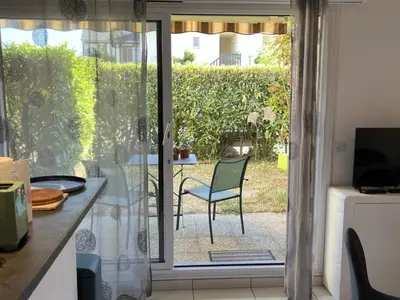 Balcon ou terrasse dans l'établissement Appartement T2 avec Jardin, Proche Plage et Centre, Parking Privé, Animaux Acceptés, Wi-Fi Gratuit - FR-1-487-342
