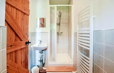 Salle de bains dans l'établissement Lovely Home In Vire Normandie With Wifi