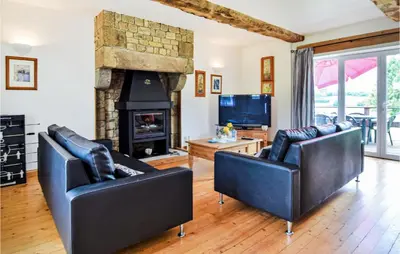 Coin salon dans l'établissement Lovely Home In Vire Normandie With Wifi