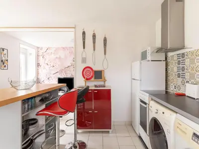 Cuisine ou kitchenette dans l'établissement Sunlit Garden Escape Normandy