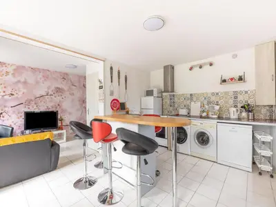 Cuisine ou kitchenette dans l'établissement Sunlit Garden Escape Normandy
