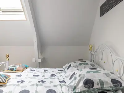 Un ou plusieurs lits dans un hébergement de l'établissement Sunlit Garden Escape Normandy
