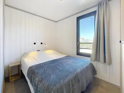 Un ou plusieurs lits dans un hébergement de l'établissement Chalet de standing à Jullouville - 6 couchages, piscine chauffée, proche plage et commerces, Wi-Fi gratuit - FR-1-361-449