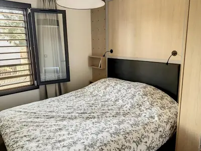Un ou plusieurs lits dans un hébergement de l'établissement Chalet de standing à Jullouville - 6 couchages, piscine chauffée, proche plage et commerces, Wi-Fi gratuit - FR-1-361-449