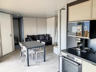 Cuisine ou kitchenette dans l'établissement Chalet de standing à Jullouville - 6 couchages, piscine chauffée, proche plage et commerces, Wi-Fi gratuit - FR-1-361-449