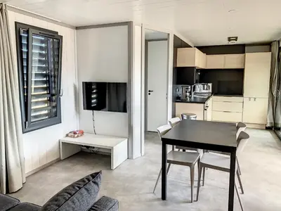 Cuisine ou kitchenette dans l'établissement Chalet de standing à Jullouville - 6 couchages, piscine chauffée, proche plage et commerces, Wi-Fi gratuit - FR-1-361-449