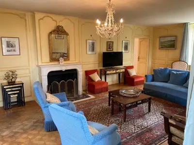 Télévision ou salle de divertissement dans l'établissement La Cour d'Audouville