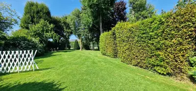Jardin de l'établissement Gite avec piscine et bain nordique proche des plages du débarquement