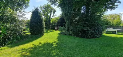 Jardin de l'établissement Gîte 4 personnes avec piscine et bain nordique proche des plages du débarquement