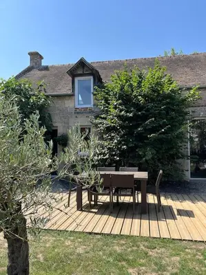 Jardin de l'établissement Charmante maison du XVIII en pierre rénovée