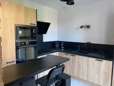 Cuisine ou kitchenette dans l'établissement Charmante maison du XVIII en pierre rénovée
