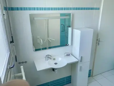 Salle de bains dans l'établissement Maison plain pied 4 chambres, terrasse, jardin, parking, proche plage/commerces, Wi-Fi gratuite - FR-1-361-450