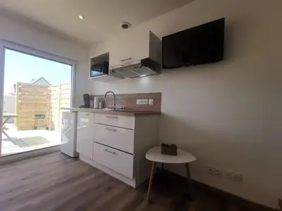 Cuisine ou kitchenette dans l'établissement Les pommiers Duplex cosy tout confort mitoyen d'une maison neuve avec terrasse entrée indépendante parking 5 mn de Bayeux et 10 mn plage du débarquement