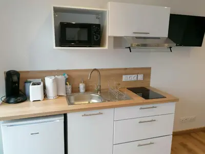 Cuisine ou kitchenette dans l'établissement Les pommiers Duplex cosy tout confort mitoyen d'une maison neuve avec terrasse entrée indépendante parking 5 mn de Bayeux et 10 mn plage du débarquement