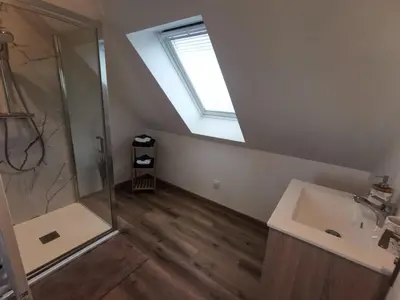 Salle de bains dans l'établissement Les pommiers Duplex cosy tout confort mitoyen d'une maison neuve avec terrasse entrée indépendante parking 5 mn de Bayeux et 10 mn plage du débarquement