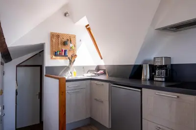 Cuisine ou kitchenette dans l'établissement Grand appartement spacieux sur les toits de Bayeux