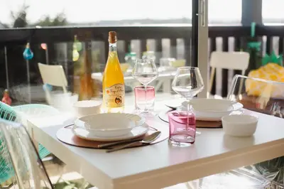 Boissons dans l'établissement Appartement cosy avec vue imprenable sur Cabourg - accès direct plage - proche centre ville