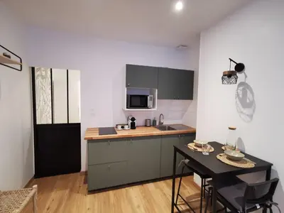 Cuisine ou kitchenette dans l'établissement Charmant studio Bayeux centre ville historique
