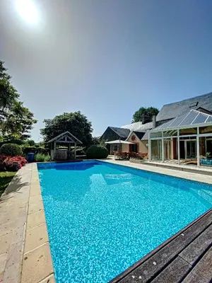 Piscine de l'établissement Le Petit Saint-Léonard ou située à proximité