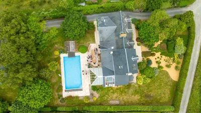 Piscine de l'établissement Le Petit Saint-Léonard ou située à proximité