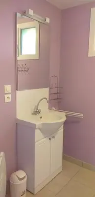 Salle de bains dans l'établissement joli petit studio a la campagne