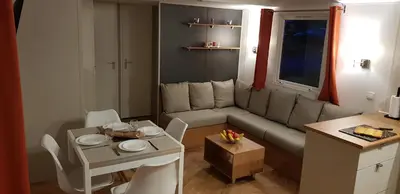 Coin salon dans l'établissement MOBIL HOME CLIMATISE TOUT CONFORT 6 à 8 PERSONNES à louer