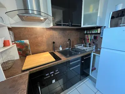 Cuisine ou kitchenette dans l'établissement Maison calme avec terrasse - Calypso
