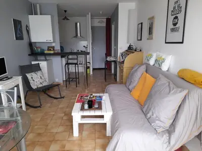 Cuisine ou kitchenette dans l'établissement F1 véranda jardinet en résidence front de mer