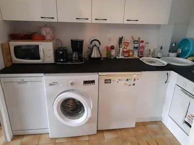 Cuisine ou kitchenette dans l'établissement F1 véranda jardinet en résidence front de mer