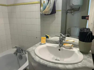 Salle de bains dans l'établissement F1 véranda jardinet en résidence front de mer