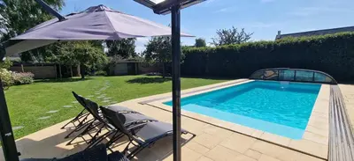 Piscine de l'établissement Charmant logement dans un écrin de verdure ou située à proximité