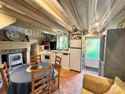 Cuisine ou kitchenette dans l'établissement Charmant logement dans un écrin de verdure