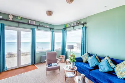 Coin salon dans l'établissement Aux Bains des Mots - vue mer